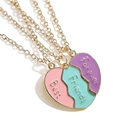 Vue détaillée du lot de trois colliers Best Friends en forme de cœur émaillé coloré - Collier Cœur Magnétique / Ensemble trois pièces / Or
