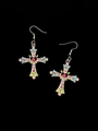 Dettaglio di orecchini a croce in argento gotico con strass colorati su sfondo nero - Orecchini a Croce Blu