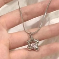 Détail d'un pendentif étoile en argent avec zircon rose sur une chaîne serpent fine - Collier Étoile Pentagramme Évidée