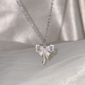 Élégant collier papillon argenté avec pierre opale irisée et bordure en cristaux pavés - Collier Papillon Coloré