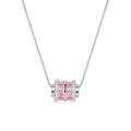 Primer plano detallado del colgante de circonita rosa con cadena de plata - Cilindro Rosa (Cadena de Caja)