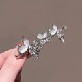 Dettaglio del fermaglio per capelli in lega d'argento con farfalle in occhio di gatto - Stile Tre Farfalle / Fermaglio 3 Farfalle Perla Artificiale (Bianco)