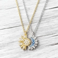 Set di collane sole e luna con cristalli pavé su una superficie in legno rustico - Set di Collane Sole e Luna