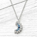 Dettaglio del ciondolo a luna in argento con pietre blu sfumate e zirconi bianchi - Collana Luna Argentata