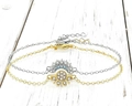 Dettaglio dei bracciali sole e luna in oro e argento con ciondoli brillanti - Set di Bracciali Sole e Luna