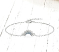 Dettaglio del bracciale regolabile in argento con luna crescente, zirconi blu e chiusura - Bracciale Luna Argentata