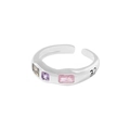 Detailopname van een zilveren ring met drie gekleurde zirkonia en gegraveerd nummer 32 - Vierkante Roze Steen