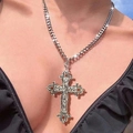 Gothic punk zilveren kruis hanger ketting met dikke cubaanse ketting gedragen door model - Bloemrank Kruis (Dikke ketting) / 50cm