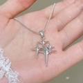 Zilveren Y2K ster hanger ketting aan slangenketting in de hand gehouden voor schaal - Meerdere Sterren - Slangenketting