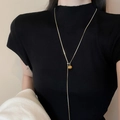 Collana retrò a Y in oro con pietra occhio di tigre su modella con maglione nero - Stile Sfera Rotonda Placcato Oro (10#)