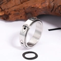 Gros plan d'une bague rotative en acier avec motif œil grec et pierres noires - US 6 / Couleur Acier Zircon Noir