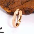 Minimalistischer Ring aus Titanstahl in Roségold mit mattem Sandstrahl-Finish auf Naturstein - US 6 / Roségold