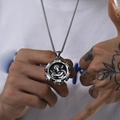 Gros plan du pendentif engrenage steampunk avec finition argentée sur collier mécanique - Pendentif Couleur Acier, Sans Chaîne