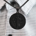 Primer plano del colgante de medalla de San Benito negro en cadena de eslabones cuadrados - Colgante Solo (Sin Cadena) / Colgante Negro