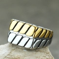 Makroaufnahme des breiten Punk-Rings mit goldenen und silbernen geometrischen Streifen - US 7 / Gold & Silber