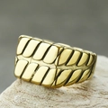 Makroansicht breiter goldener Edelstahlring mit industrieller Schuppentextur-Detail - US 7 / Gold