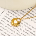Gros plan du pendentif cadenas cœur doré avec insert blanc et gravure logo COO - Style A Or Blanc Émail