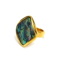 Dettaglio macro di anello quadrato dorato stile francese con intarsio in abalone - US 7 / Oro Conchiglia di Abalone