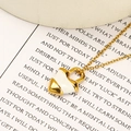 Détail d'un pendentif cadenas cœur en or 18k avec émail blanc sur une chaîne fine en O - Style B Or Blanc Émail