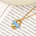 Détail du collier cadenas cœur plaqué or 18 carats avec incrustation d'émail marbré bleu ciel - Style B Or Bleu Émail