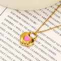 Gros plan du pendentif cadenas coeur avec émail rose sur une chaîne dorée - Style A Or Rouge Émail