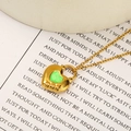 Gros plan du pendentif cadenas cœur en or 18k avec émail vert marbré et gravure GOG - Style A Or Vert Émail