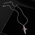Gotische Kreuzkette mit roter Rose und Dornenreben auf schwarzem Samthintergrund - Rebe Rose Halskette O-Kette