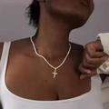 Macro-opname van een sprankelende kruisarmband met kristallen op een wit hemdje - Stijl 2457 Karabijnhaak