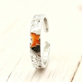 Detail van de zilveren gehamerde ring met een levendige oranje vlinder hanger - Verstelbaar Open / Oranje