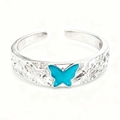 Detail van zilveren ring met taktextuur en levendige blauwe emaille vlinderdecor - Verstelbaar Open / Hemelsblauw