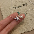 Minimalistische zeester ketting met witte parelhanger aan een fijne zilveren ketting - Zeester Parelketting