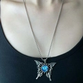 Detalle de collar de mariposa gótica con colgante de ojo azul en cadena de cuentas de plata - Cadena de Cuentas / Collar Mariposa Ojo Azul (Cadena de Bolas)