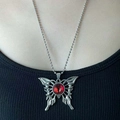 Primer plano de un collar de mariposa gótica con colgante de ojo rojo en cadena de bolas de plata - Cadena de Cuentas / Collar Mariposa Ojo Rojo (Cadena de Bolas)