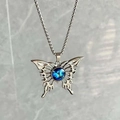 Detalle del colgante mariposa gótica de acero inoxidable con piedra azul de ojo turco - Collar Mariposa Ojo Azul (Cadena de Quilla)