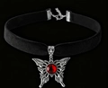 Detalle de gargantilla gótica con cinta de terciopelo negro y colgante de mariposa plata - Gargantilla Mariposa Ojo Rojo (Terciopelo)
