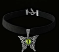 Detalle del choker mariposa gótica con colgante ojo verde sobre banda de terciopelo - Gargantilla Mariposa Ojo Verde (Terciopelo)
