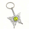 Detalle de llavero mariposa gótica con ojo de malvado verde y diseño de llama calada - Llavero de Mariposa Ojo Rojo y Verde