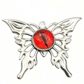Detalle del colgante de mariposa gótica con un ojo de demonio rojo en el centro - Accesorio de Colgante Mariposa Ojo Rojo