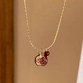Elegante collar granada dorado con cristales rojos y cuenta roja en una cadena fina - Collar de Granada de Frutas