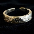 Zilveren verstelbare ring met gehamerde textuur en zwarte vlindergravure details - Verstelbaar Open / Zwart