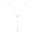 Elegante collar en Y dorado con colgante de sol y gota sobre fondo blanco neutro - Dorado