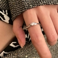 Elegante anillo punk vintage con textura ondulada y circón blanco redondo en banda plata - Anillo de Estrás Irregular (5963573329206)