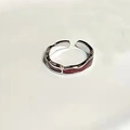 Anillo vintage ajustable de plata con esmalte rojo oscuro geométrico y textura ondulada - Anillo de Banda de Esmalte Rojo (5963573329208)