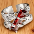Anillo punk vintage de plata con gema roja rectangular y textura de enredadera - Estilo Caballero Blanco (6128979343182)