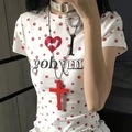 Y2K Punk Kreuz Halskette mit weißem Oberteil mit Herz-Print und roten Pfotenabdrücken - Vollständige Halskette / Rot
