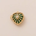 Detail van een 18K vergulde hartvormige medaillon hanger met diamanten en groene textuur - Opengewerkte Groene Hart Medaillon Hanger