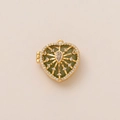 Detail van 18K goud hartmedaillon met groene edelsteen en sprankelende micro-kristallen - Opengewerkte Lichtgroene Hart Hanger