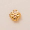 Detailoverzicht van 18K vergulde hartvormige hanger met roze steen en strikje - Gouden Hart Hanger
