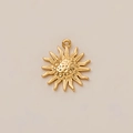 Detalle de colgante de sol chapado en oro de 18K con rayos ondulados y acabado pulido - Colgante de Sol con Rayos Ondulados