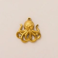 Detailansicht eines Oktopus-Anhängers mit Goldbeschichtung und feiner Gravurtextur - Oktopus-Anhänger